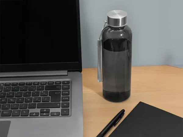 Cilindro Vatten de 550ml tapa metálica y asa de tela. Vilindro encima de un escritorio, kjunto a una lap