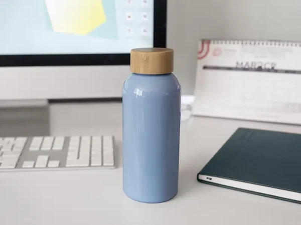 Cilindro de plástico LEMN de 600 ml con tapa de bambú natural disponible en colores pastel.