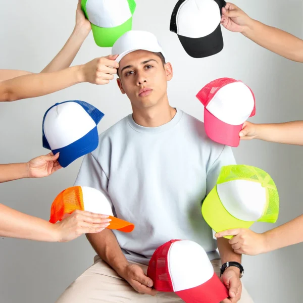 Gorra Trucker de 5 gajos en poliéster con panel trasero de malla y broche ajustable, con área de marcaje frontal de 10 x 4 cm