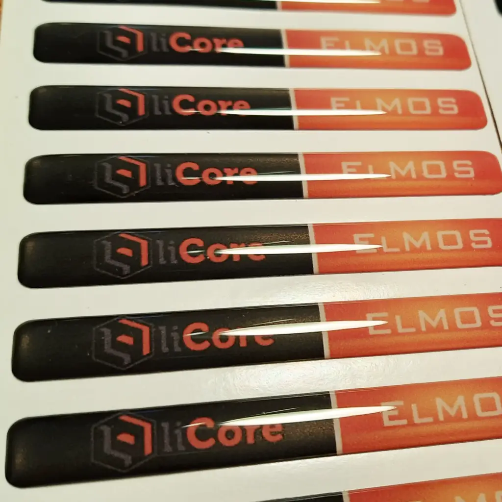 Etiquetas en gota de resina con acabado brillante, impresión digital a todo color y efecto lupa 3D.