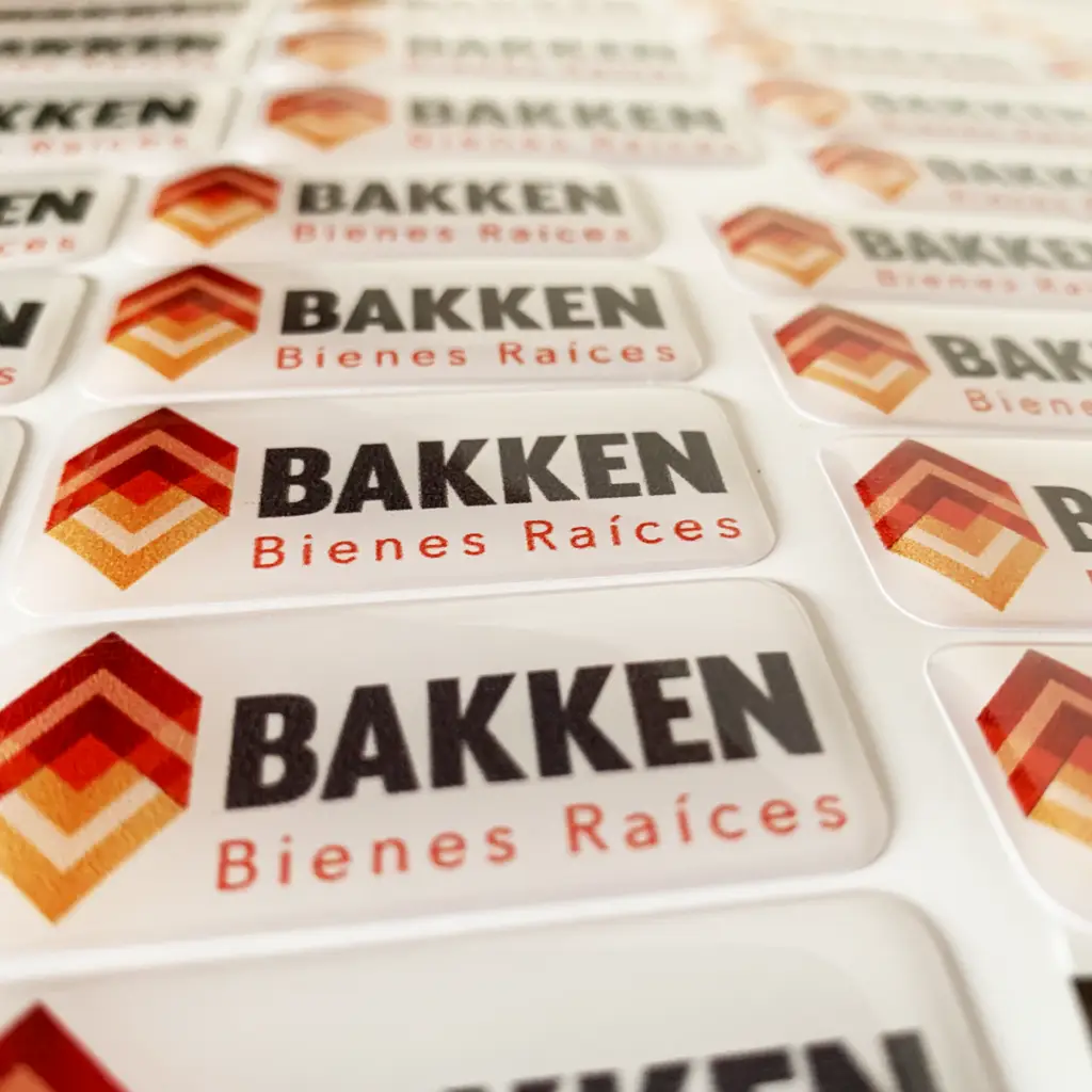 Etiquetas en gota de resina con acabado brillante, impresión digital a todo color y efecto lupa 3D.