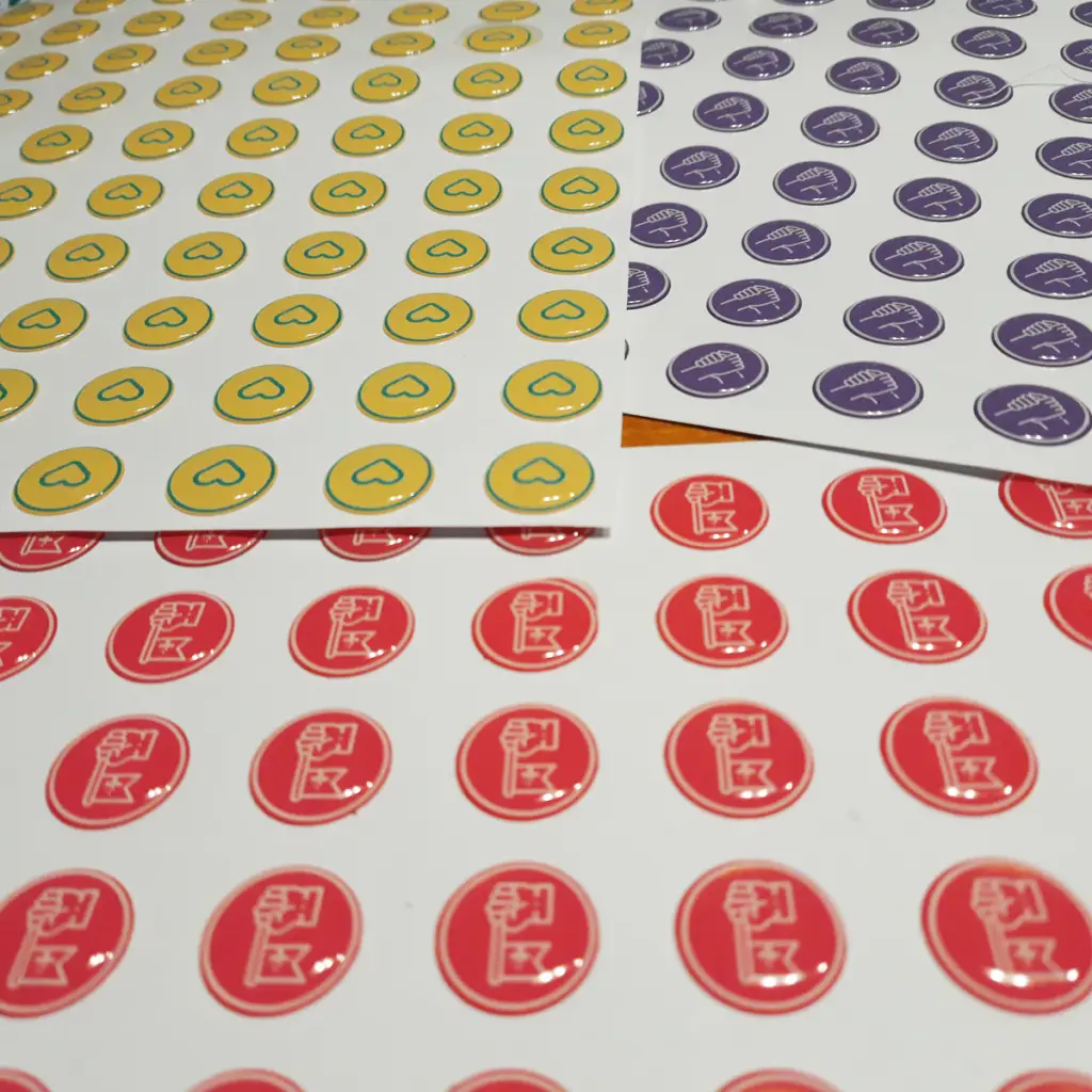 Etiquetas en gota de resina con efecto 3D brillante y doming, calcomanías personalizadas de poliuretano para interiores, distintivos resinados con impresión a todo color.