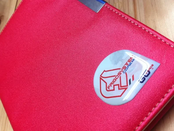 Artículos promocionales y etiquetas con acabado de gota de resina 3D brillante impresos a todo color sobre poliuretano.