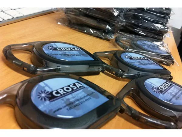 Artículos promocionales y etiquetas con acabado de gota de resina 3D brillante impresos a todo color sobre poliuretano.