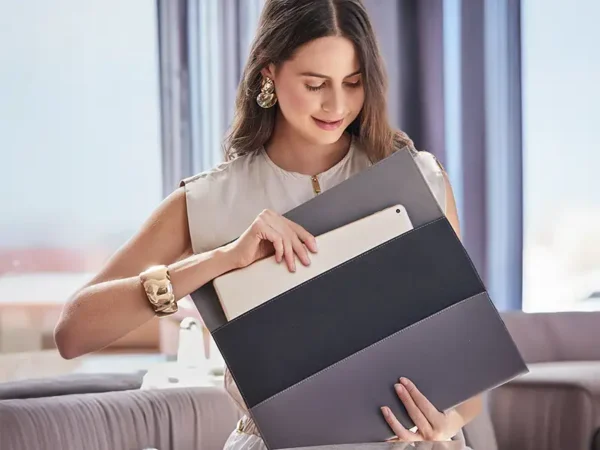 Porta laptop Dhaka de curpiel con cierre magnético para laptops de hasta 15 pulgadas diseño ejecutivo Dot Factory