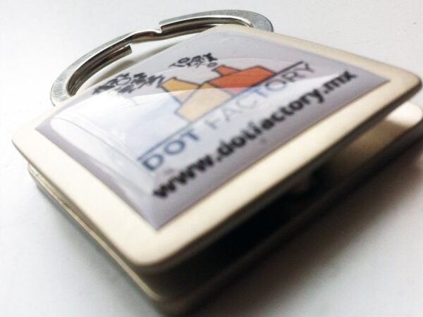 Promocionales con Gota de Resina y etiquetas con acabado de gota de resina 3D brillante impresos a todo color sobre poliuretano.