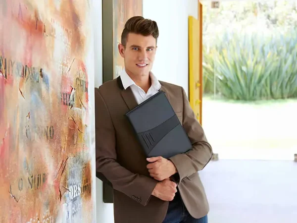 Carpeta Century de curpiel negro con elástico para bolígrafo y block de notas A4. Uso.