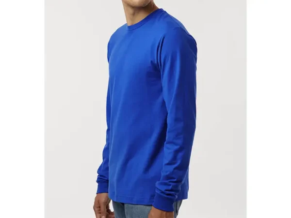 Playera manga larga de algodón con cuello redondo disponible en tallas XS a XL para uniformes corporativos.