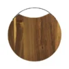 Tabla para cortar Riseta redonda de madera de acacia con asa metálica negra.