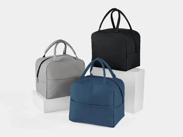 Lonchera Ottawa, tipo curpiel color negro con bolsillo frontal. Colores disponibles