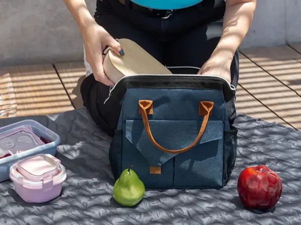 Hielera Nikolai: Hielera Portátil con Bolsa Principal con Cierre y Varilla Metálica - Dot Factory