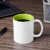 Taza Verona de cerámica blanca con interior de color y asa ergonómica para branding corporativo personalizado Dot Factory