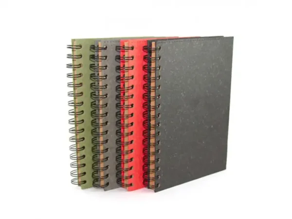 Cuaderno Glasgow ecológico con pasta dura de fibra vegetal y 80 hojas de papel reciclado. Colores