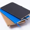 Libreta ecológica Tallin de papel kraft lavable disponible en color café, azul y negro para branding corporativo de Dot Factory. Colores disponibles