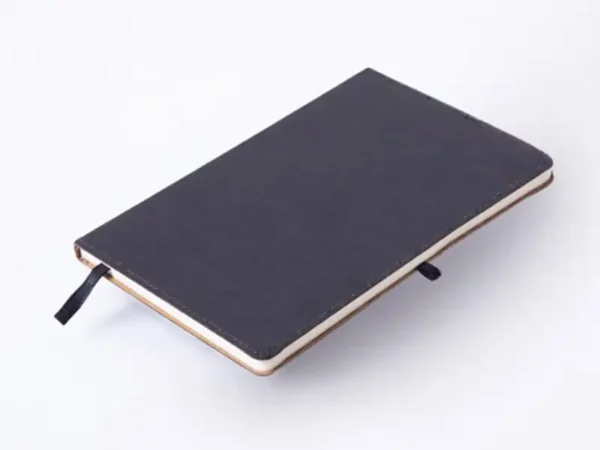 Libreta ecológica Tallin de papel kraft lavable disponible en color negro para branding corporativo de Dot Factory. Foto de perfil