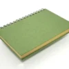 Cuaderno Glasgow ecológico con pasta dura de fibra vegetal y 80 hojas de papel reciclado. Exterior de la libreta color verde