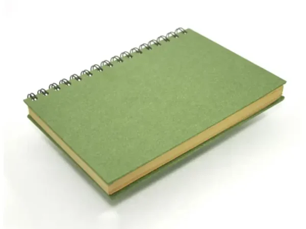 Cuaderno Glasgow ecológico con pasta dura de fibra vegetal y 80 hojas de papel reciclado. Exterior de la libreta color verde