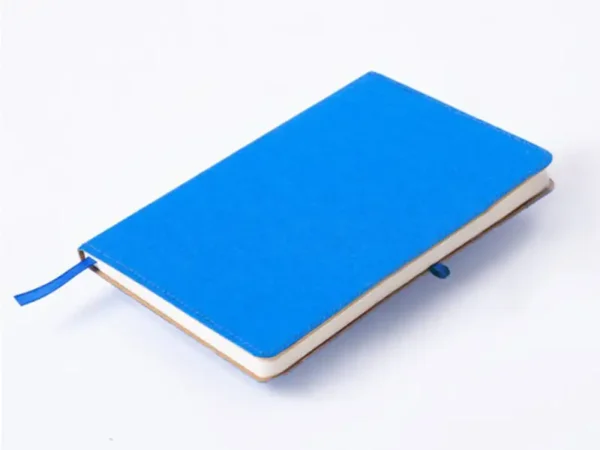 Libreta ecológica Tallin de papel kraft lavable disponible en color azul para branding corporativo de Dot Factory. Foto de perfil