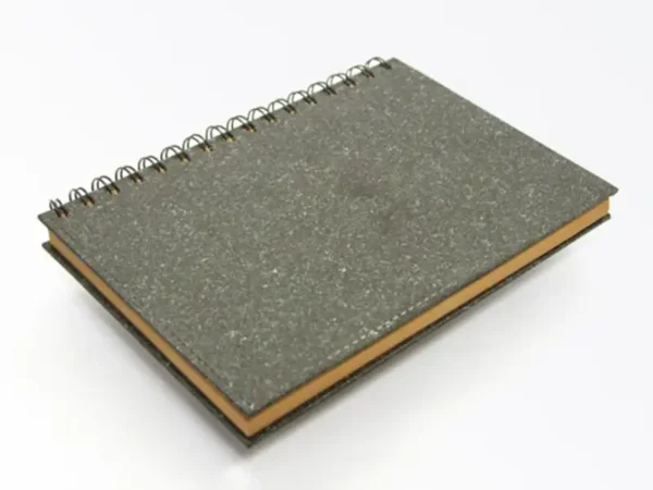 Cuaderno Glasgow ecológico con pasta dura de fibra vegetal y 80 hojas de papel reciclado. Exterior de la libreta