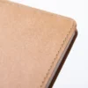 Libreta ecológica Tallin de papel kraft lavable disponible en color café, azul y negro para branding corporativo de Dot Factory. Detalle de la libreta