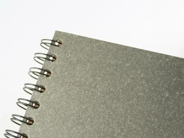 Cuaderno Glasgow ecológico con pasta dura de fibra vegetal y 80 hojas de papel reciclado. Portada y espiral