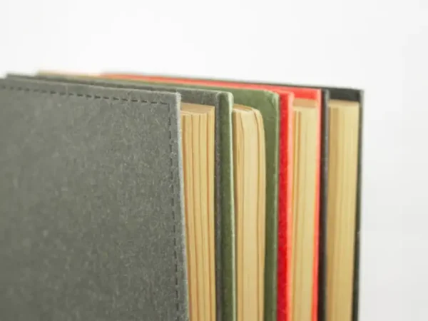 Cuaderno Glasgow ecológico con pasta dura de fibra vegetal y 80 hojas de papel reciclado. Colores disponibles