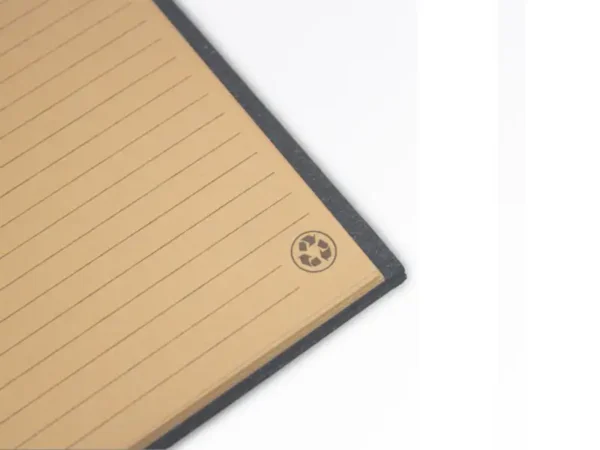 Cuaderno Glasgow ecológico con pasta dura de fibra vegetal y 80 hojas de papel reciclado. Detalle interior
