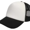 Gorra tipo trucker con frente de poliéster acolchado, malla de nylon transpirable y ajuste de plástico para personalización.