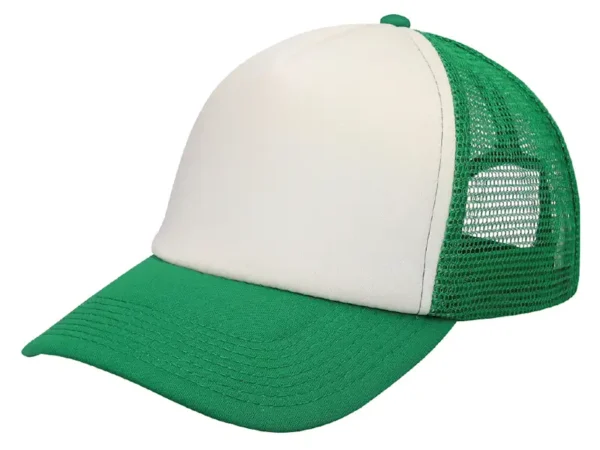 Gorra tipo trucker con frente de poliéster acolchado, malla de nylon transpirable y ajuste de plástico para personalización.