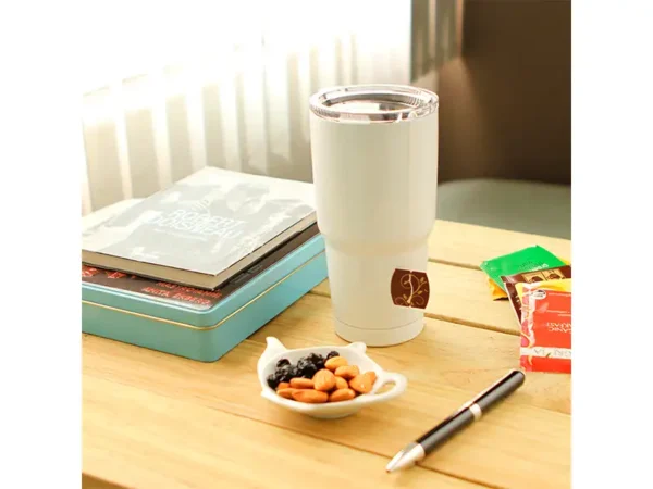 Termo De Acero V de doble pared en acero inoxidable con capacidad de 20 oz y tapa transparente.