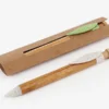 Bolígrafo de bambú Tudela con clip en forma de hoja y detalles en fibra de trigo para regalos empresariales en Querétaro.
