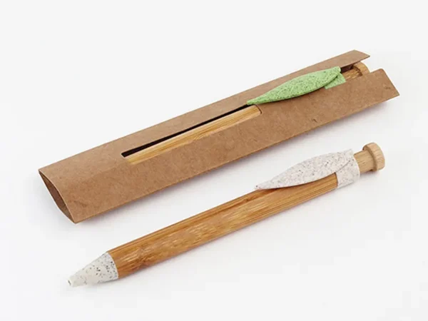 Bolígrafo de bambú Tudela con clip en forma de hoja y detalles en fibra de trigo para regalos empresariales en Querétaro.