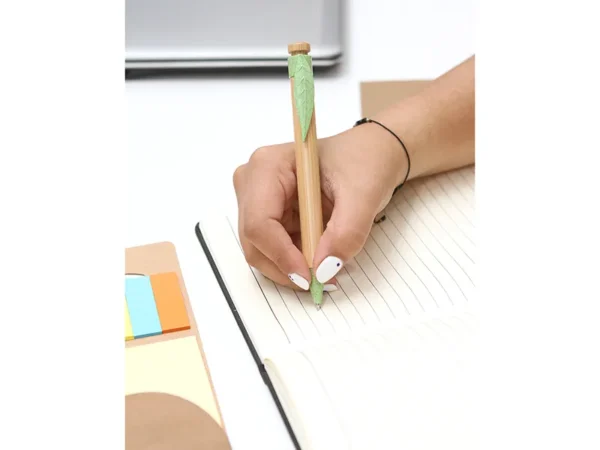 Bolígrafo de bambú Tudela con clip en forma de hoja y detalles en fibra de trigo para regalos empresariales en Querétaro.