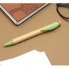 Bolígrafo de bambú Tudela con clip en forma de hoja y detalles en fibra de trigo para regalos empresariales en Querétaro.