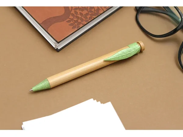 Bolígrafo de bambú Tudela con clip en forma de hoja y detalles en fibra de trigo para regalos empresariales en Querétaro.
