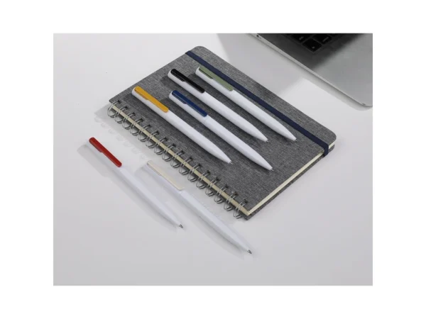 Bolígrafo Órebro con mecanismo giratorio, cuerpo blanco y clip de color para eventos masivos en Querétaro.