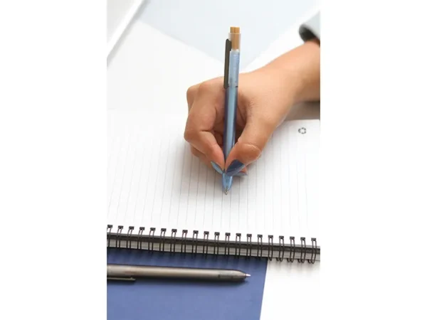 Bolígrafo Malung con barril translúcido, botón de bambú y tinta negra para campañas masivas en Querétaro.