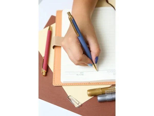 Bolígrafo Martella de aluminio rociado metálico con detalles dorados y tinta negra para campañas institucionales en Querétaro.