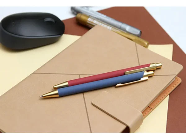 Bolígrafo Martella de aluminio rociado metálico con detalles dorados y tinta negra para campañas institucionales en Querétaro.