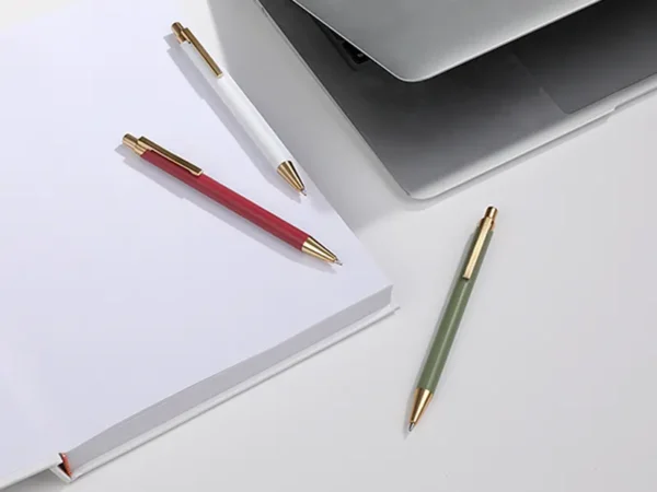 Bolígrafo Martella de aluminio rociado metálico con detalles dorados y tinta negra para campañas institucionales en Querétaro.