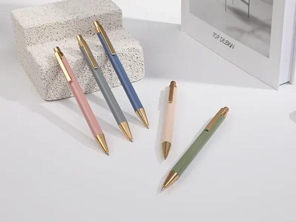 Bolígrafo Martella de aluminio rociado metálico con detalles dorados y tinta negra para campañas institucionales en Querétaro.