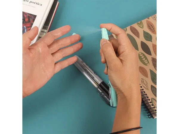 Bolígrafo Kenge antibacterial con atomizador de 4ml y tinta de gel negra para ferias comerciales en Querétaro.