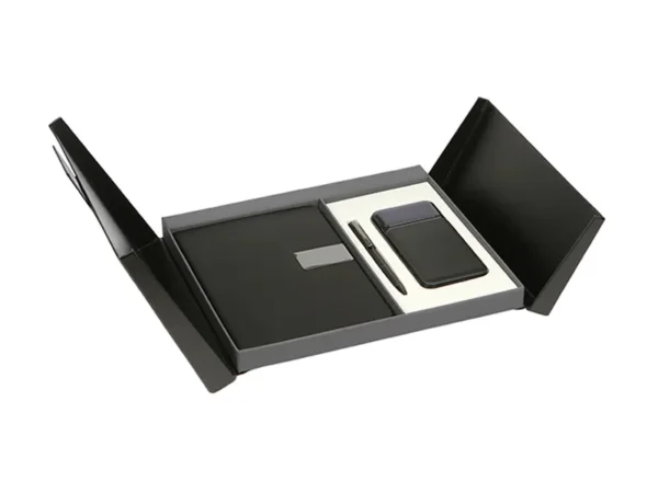 Set ejecutivo Danubio abierto mostrando el bolígrafo de acero inoxidable, la libreta de 100 hojas y el power bank de 10,000 mAh con cables de conexión en un estuche de presentación de lujo