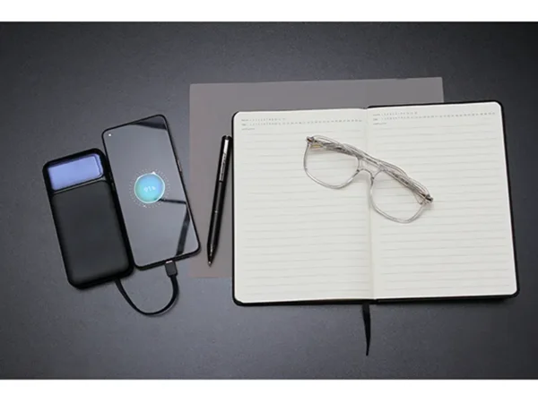 Set ejecutivo Danubio con libreta de 100 hojas, bolígrafo de acero inoxidable y power bank de 10,000 mAh para regalos corporativos de alta gama.