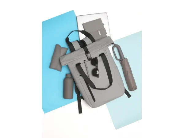 Bagpack Legnica de cuero sintético con compartimento para laptop de 16 pulgadas y diseño roll-top para ejecutivos en Querétaro.