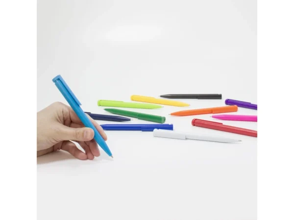 Bolígrafo CROMA retráctil de plástico en varios colores con tinta negra para campañas masivas en Querétaro.