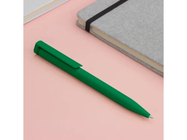 Bolígrafo CROMA retráctil de plástico en varios colores con tinta negra para campañas masivas en Querétaro.