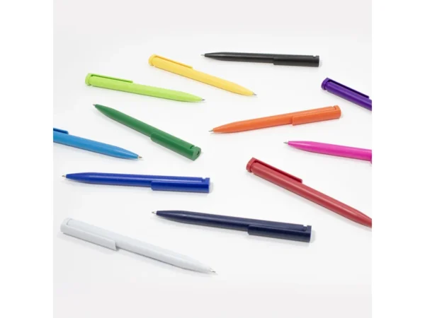 Bolígrafo CROMA retráctil de plástico en varios colores con tinta negra para campañas masivas en Querétaro.