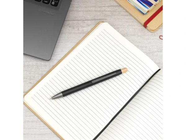 Bolígrafo KIM retráctil de aluminio mate con pulsador de bambú y tinta negra para regalos corporativos en Querétaro.