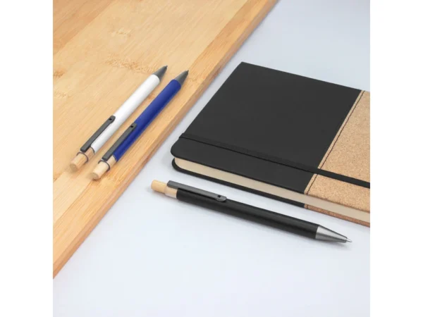 Bolígrafo VUMY de aluminio mate con pulsador de bambú y tinta negra para ferias comerciales en Querétaro.